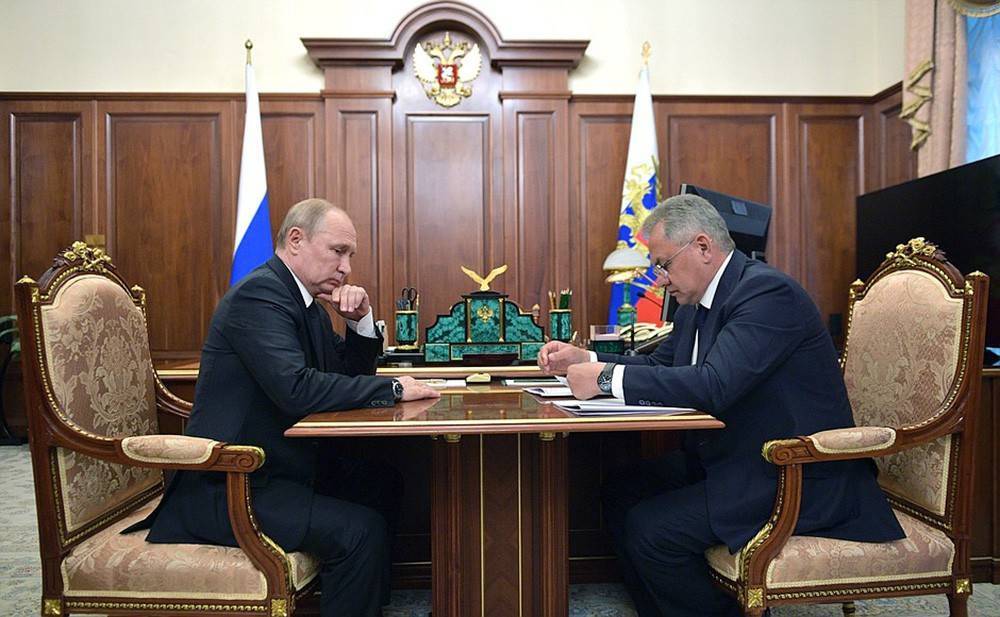 Шойгу доложил Путину о строительстве 16 медцентров