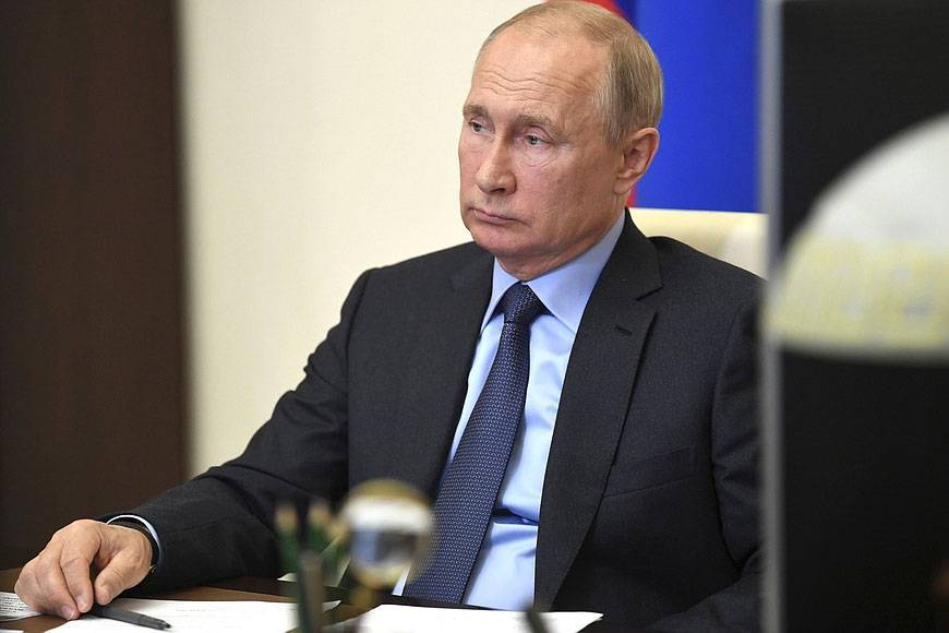 «Развели канитель»: Путин отчитал чиновников за задержку выплат медикам