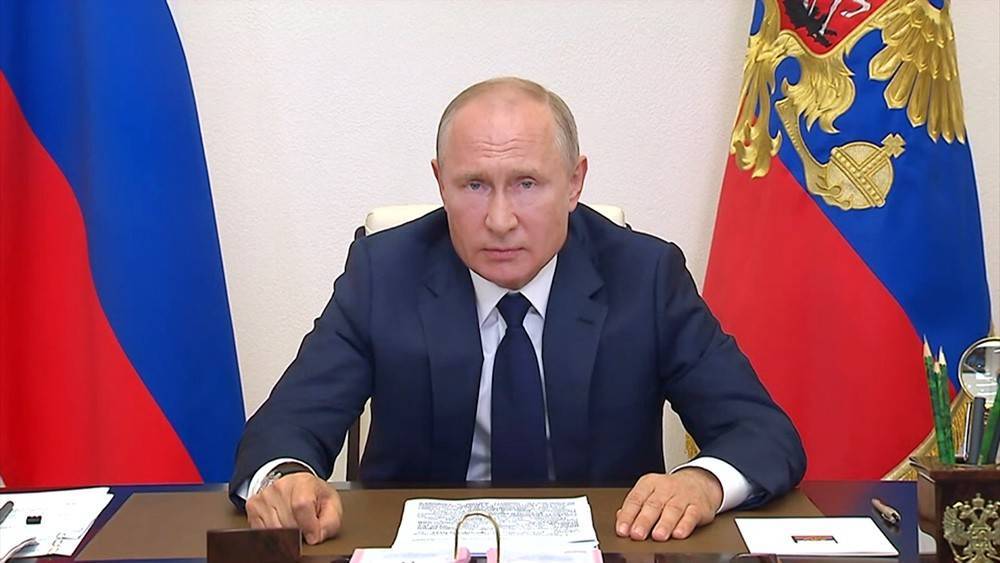 Путин назвал канителью ситуацию с выплатами медикам