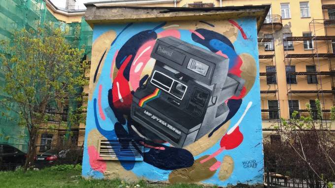 В Петербурге появились граффити с тамагочи и Polaroid