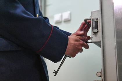 Российский заключенный попытался убить тюремщика осколком зеркала