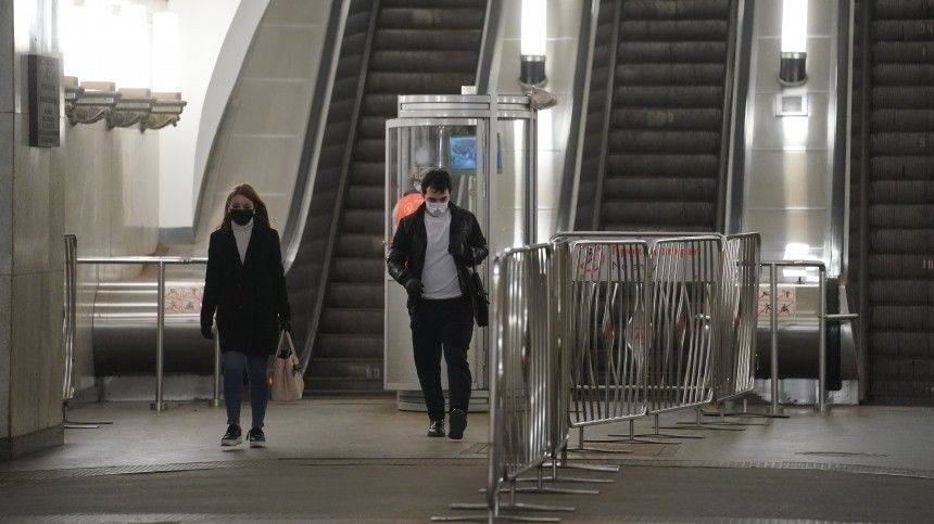 Агрессивный пассажир без маски устроил драку в метро Петербурга
