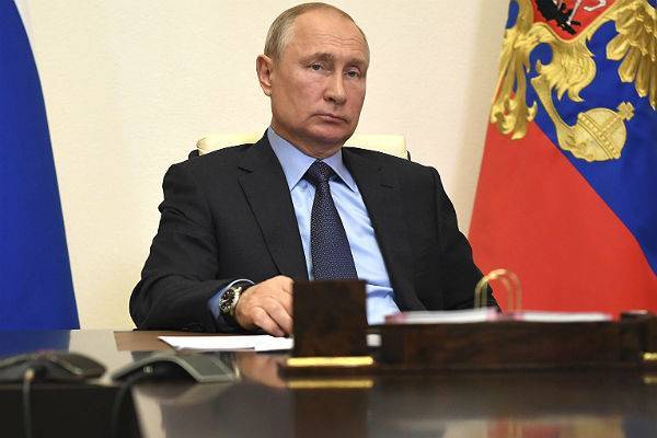 «Развели канитель». Путин раскритиковал работу по выплатам врачам