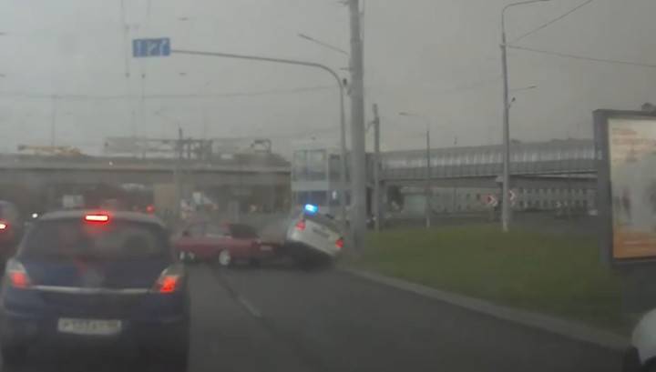 Водитель вел трансляцию видео и попал в аварию с полицейской машиной