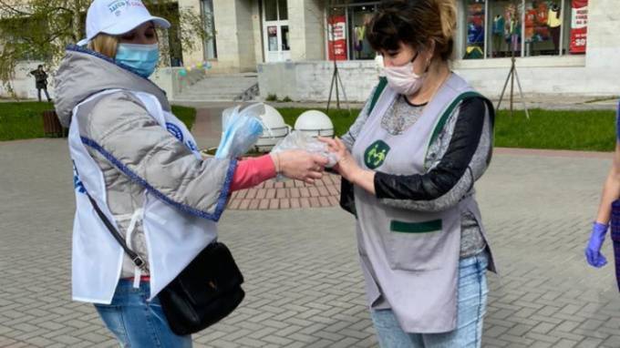 Медицинские маски продолжат раздавать на улицах Ленобласти