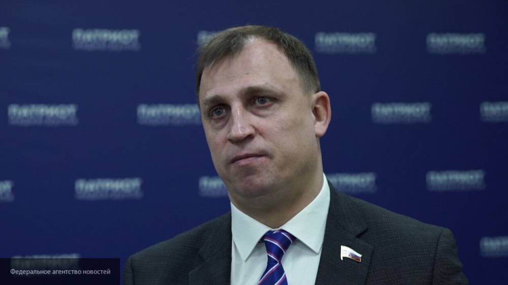 Депутат Вострецов увидел "здравое зерно" в предложении ввести пособия на маски и перчатки