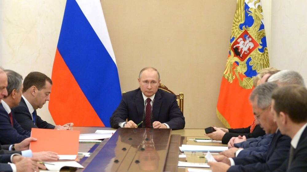 Путин провел оперативное совещание с членами Совбеза РФ