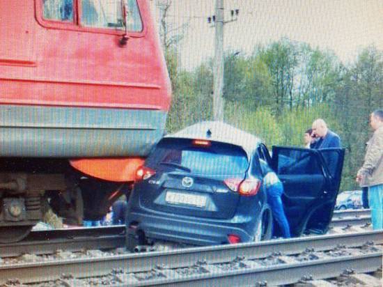 Пассажир раздавленной поездом машины бросил раненую женщину-водителя умирать