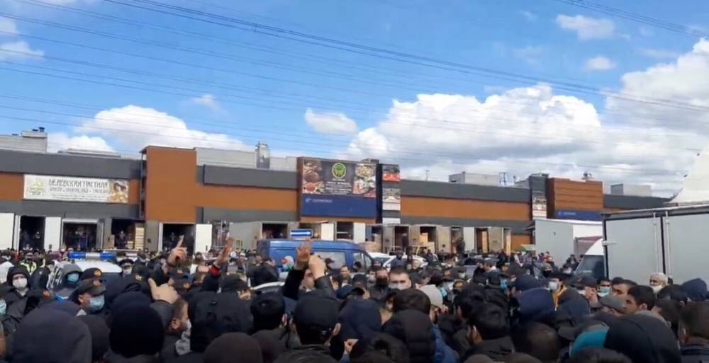 На рынке «Фуд Сити» в Москве бастуют сотни мигрантов