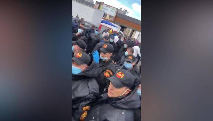Торговцы устроили беспорядки возле ТЦ "Фуд Сити" в Москве