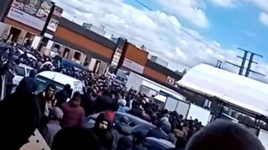 Видео: сотни мигрантов устроили беспорядки в Коммунарке