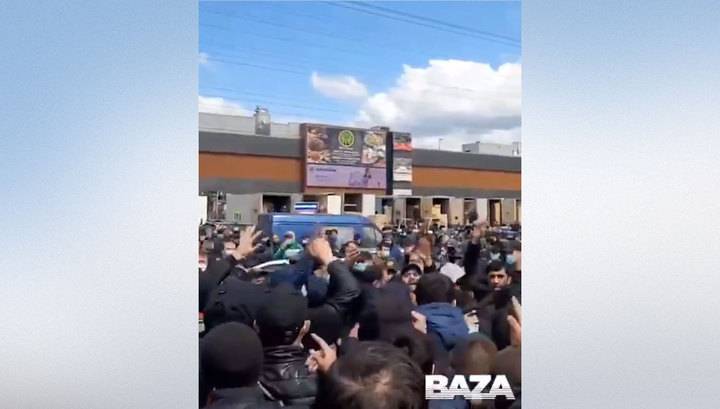 Сход мигрантов у "Фуд Сити" пресекли полиция Москвы и Росгвардия