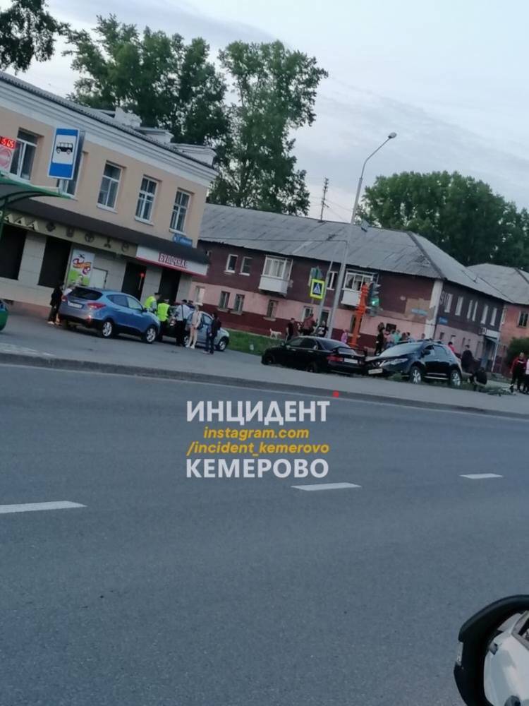 Очевидцы сообщают о ДТП в Кировском районе Кемерова