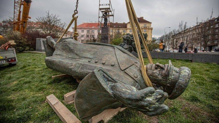 Парламент Чехии осудил снос памятника маршалу Коневу в Праге