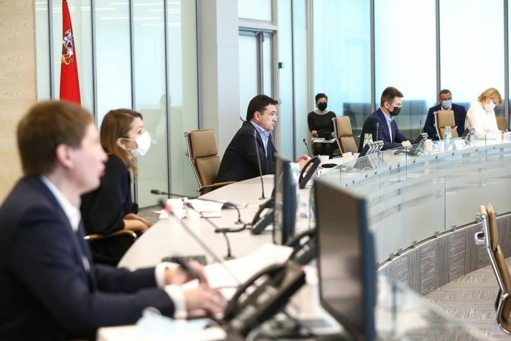 Губернатор Андрей Воробьев на совещании с бизнесом сообщил, что снятие ограничений может начаться с 18 мая