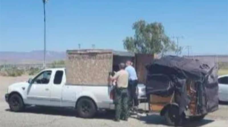 Пятерых детей нашли на жаре в деревянной коробке, установленной на кузове пикапа