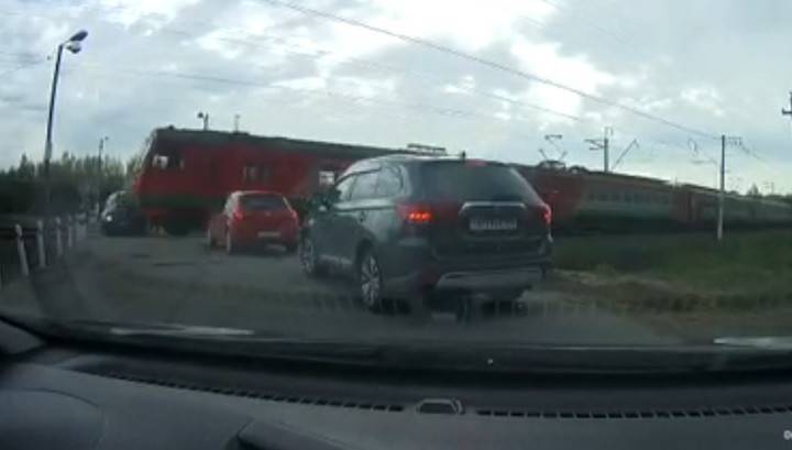 Появилось видео момента аварии на переезде в Новой Москве