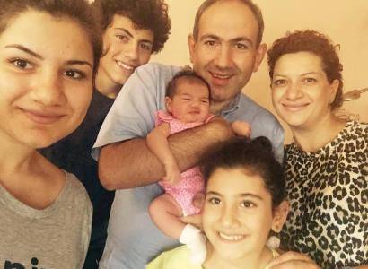 По случаю Международного дня семьи премьер-министр Армении сделал запись в Facebook и опубликовал семейное фото