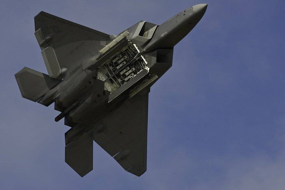 В США разбился истребитель F-22 — видео