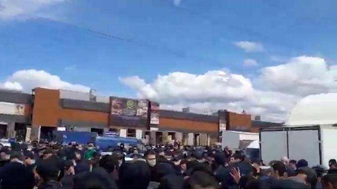 В Москве торговцы протестуют у рынка из-за повышения стоимости аренды
