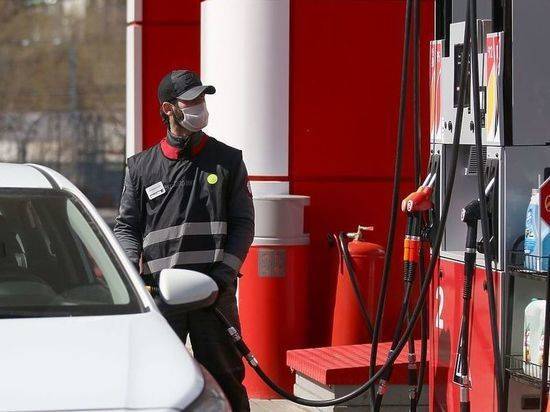 Эксперты объяснили главный российский парадокс: нефть дешевеет, а бензин дорожает
