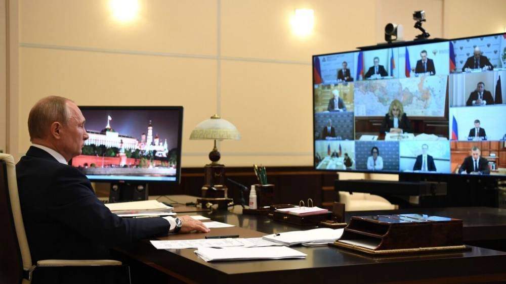 Путин дал новые поручения по борьбе с COVID-19 в России
