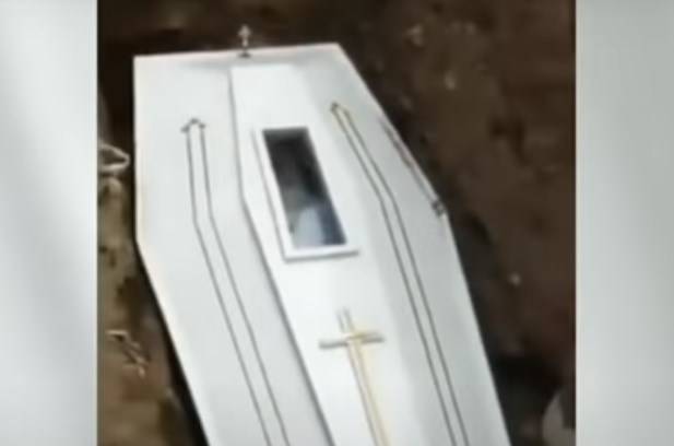 На видео из Индонезии труп в гробу «помахал рукой», вызвав опасения, что человека похоронили заживо