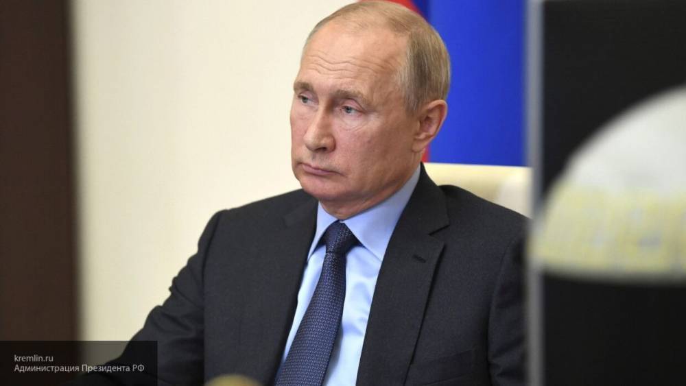 Путин поручил региональным властям сохранить режим самоизоляции для пожилых людей