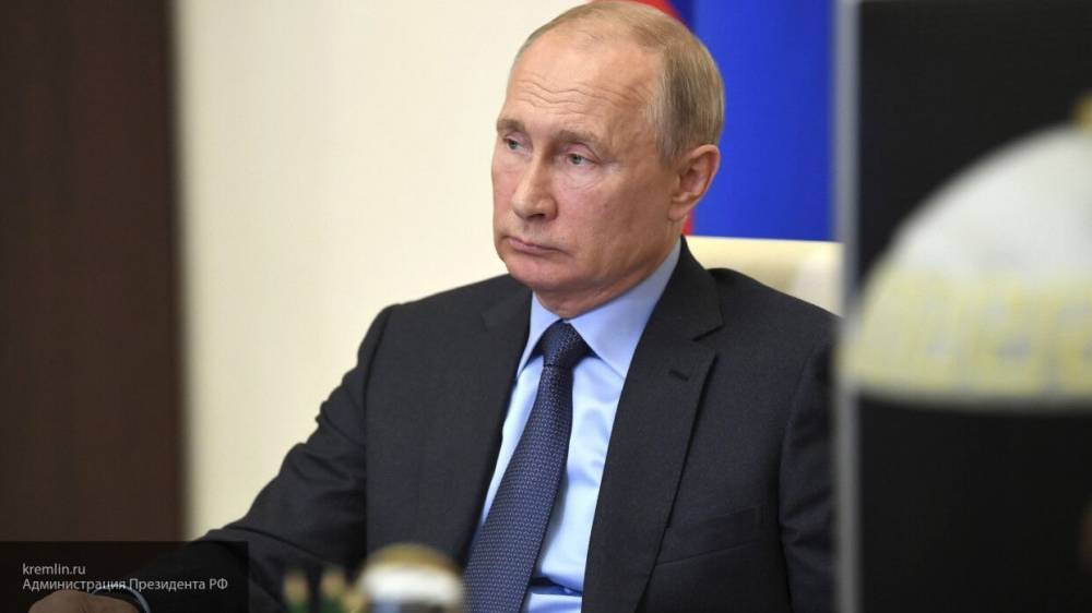 Путин поручил властям сохранить режим самоизоляции для пенсионеров