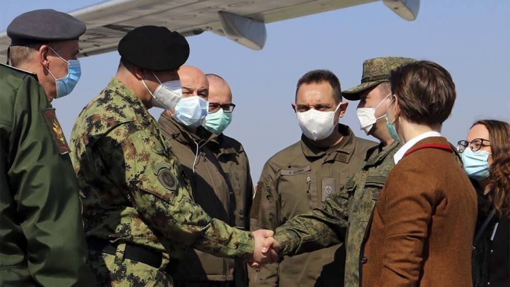 Минобороны РФ начало вывод военных, помогавших Сербии бороться с коронавирусом