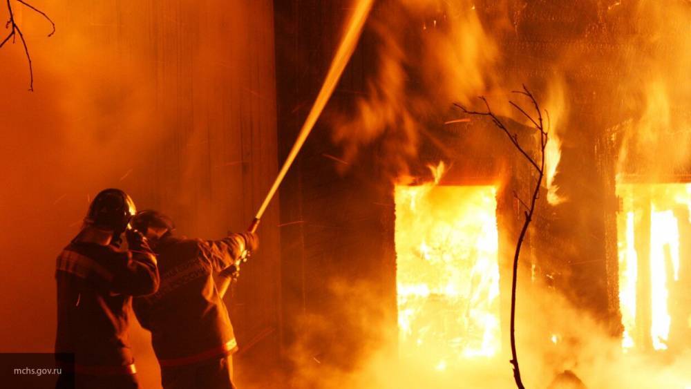 Огнеборцы потушили пожар в торговых рядах в Нерюнгри