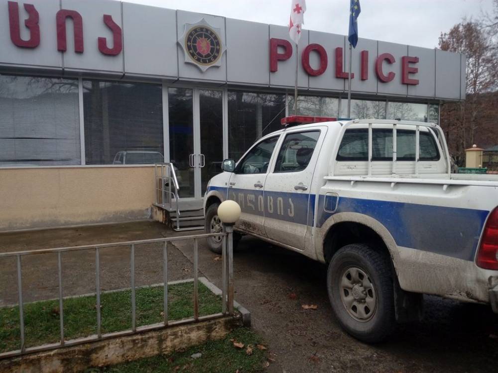 На западе Грузии мужчина ранил своего сотрудника и напал на полицейского