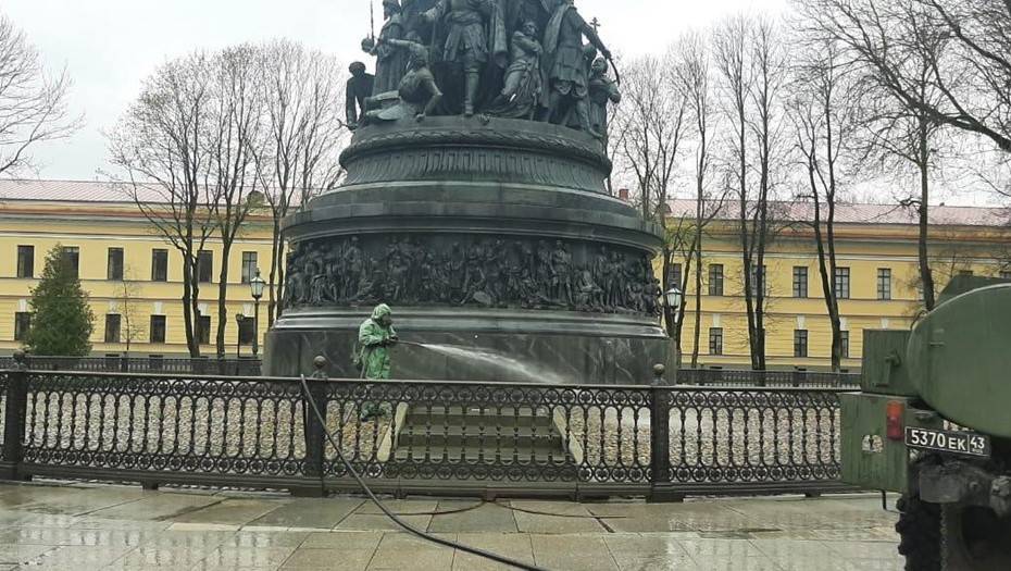 Новгородский губернатор проверил памятник "Тысячелетие России" после дезинфекции