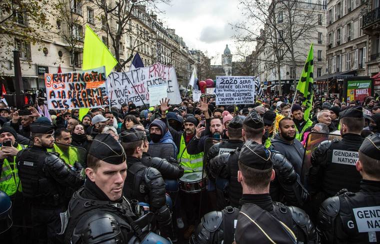 Во Франции запретили акции жёлтых жилетов из-за эпидограничений
