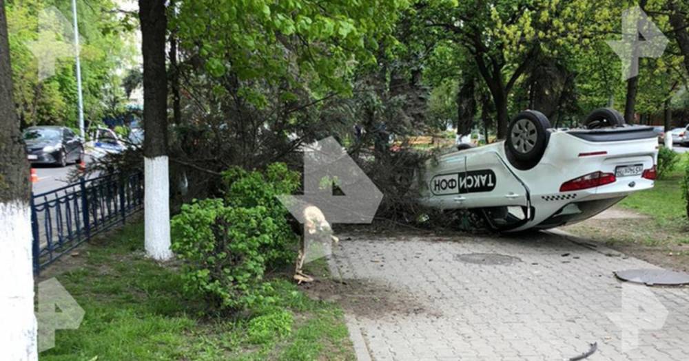 Видео: Автомобиль такси влетел в сквер и перевернулся в Подмосковье