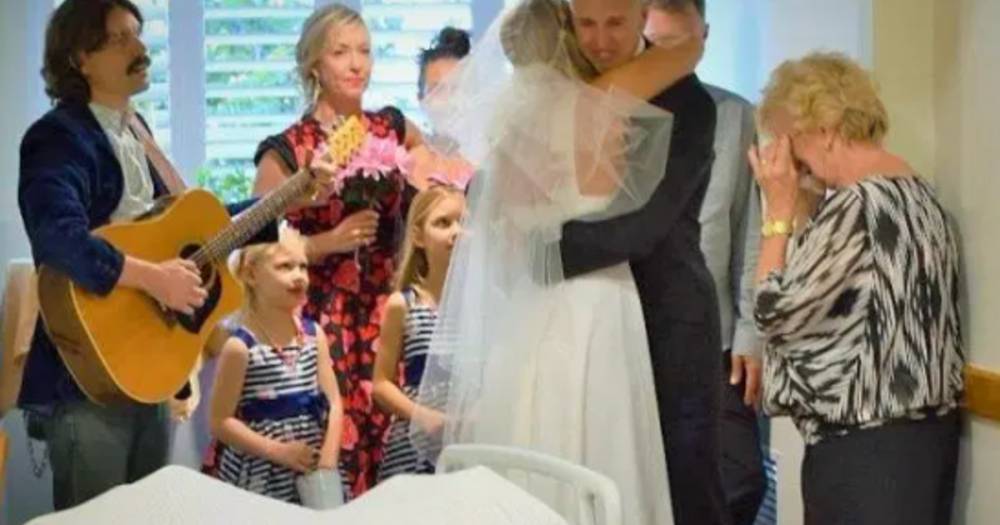 Девушка вышла замуж в палате больного отца, но он умер на церемонии