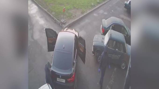 Появилось видео того, как сотрудник автосервиса в Петербурге сокрушил грабителей