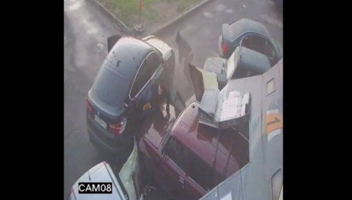 В Петербурге работник автосервиса протаранил грабителей автомобилем. Видео
