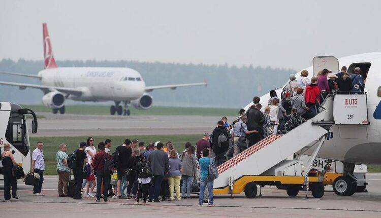 В Минтрансе объяснили отказ от дистанцирования пассажиров в самолетах