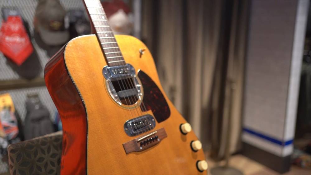 Знаменитая гитара D18E Курта Кобейна выставлена на аукцион.