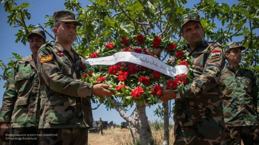 Российские и сирийские военные возложили цветы погибшему герою Филипову
