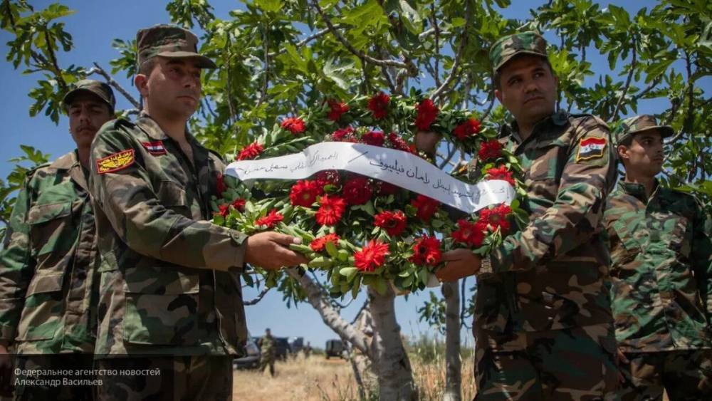 Военнослужащие РФ и Сирии возложили цветы у мемориала погибшего майора Филипова