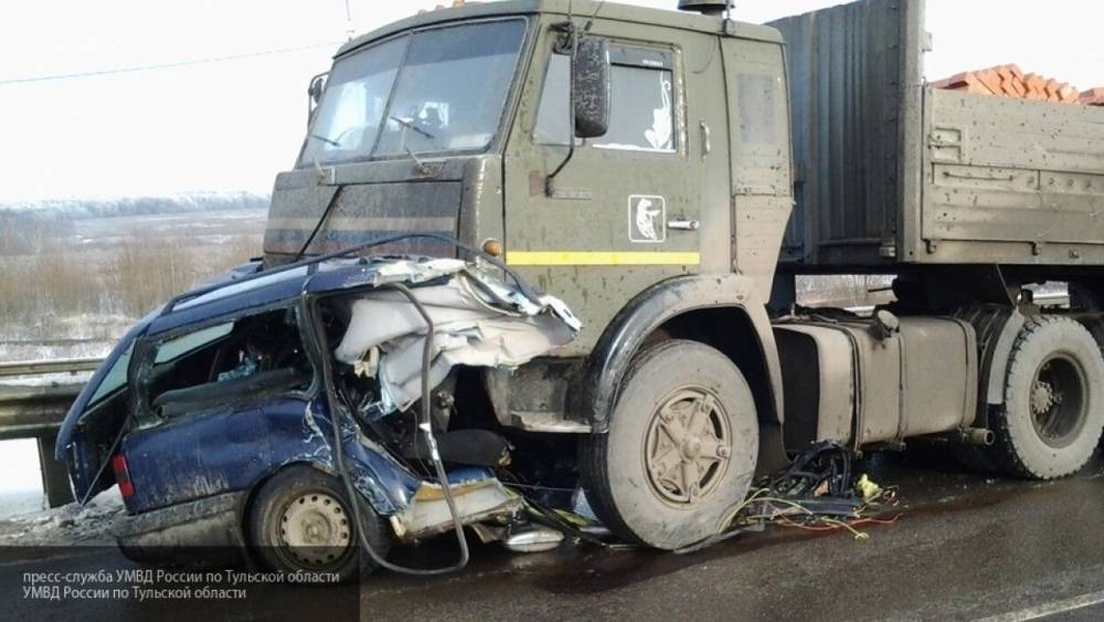 Водитель иномарки погиб при лобовом столкновении с КамАЗом в Калининграде