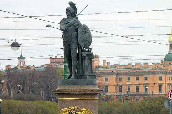 Почему памятник Суворову в Санкт-Петербурге не похож на знаменитого полководца
