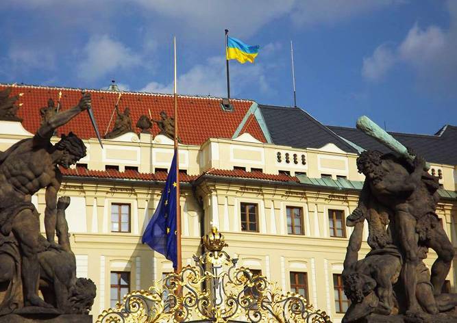 Над Пражским Градом подняли флаг Украины