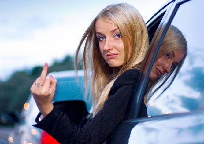 В Чехии жена высадила мужа на трассе ночью за критику вождения
