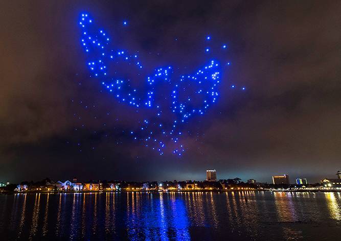 Мэр Праги предложил заменить новогодний фейерверк тихим шоу с дронами