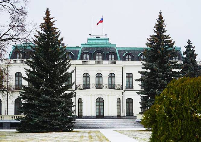 Чехия хочет потребовать от РФ значительно сократить посольство в Праге