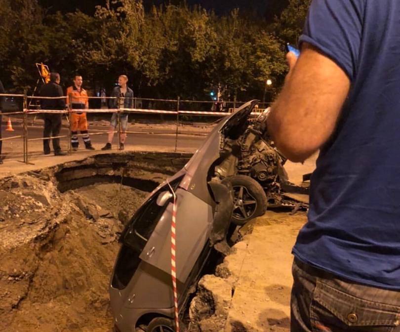 В Кемерове автомобиль провалился в яму на Молодёжном проспекте