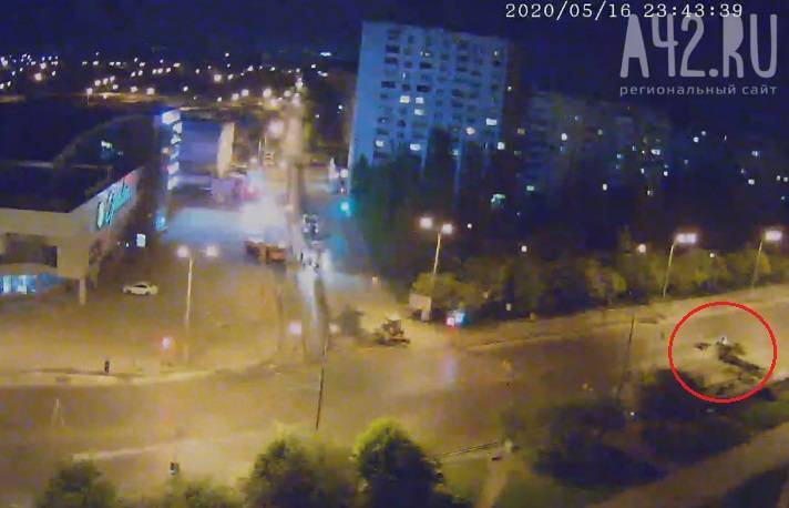 Падение автомобиля в яму в Кемерове попало на видео